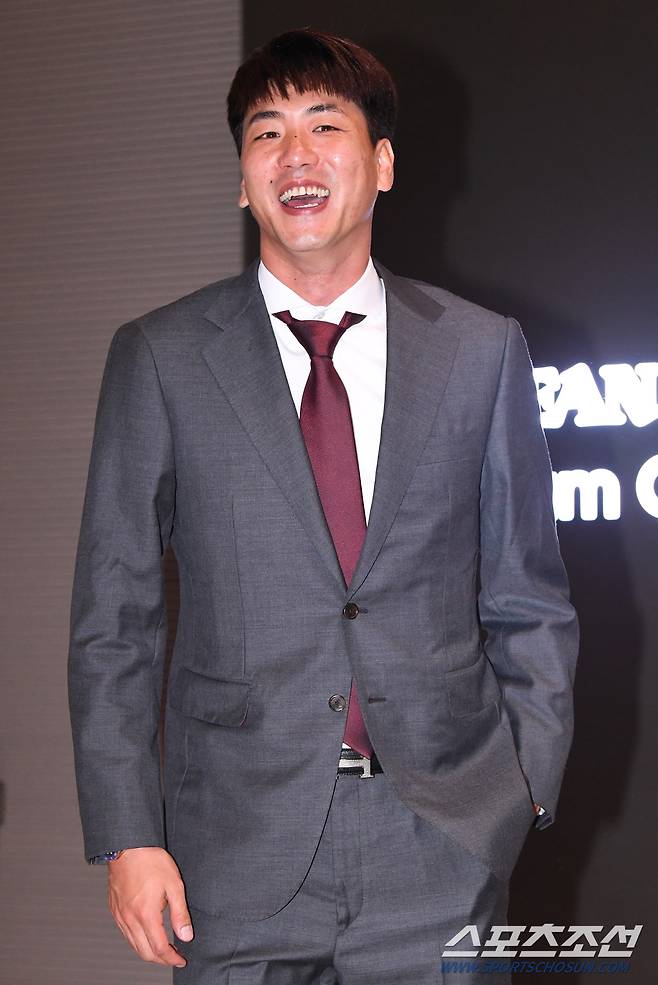 31일 오전 미국 메이저리그 세인트루이스 카디널스에 입단한 김광현이 인천공항 제2터미널을 통해 미국으로 출국했다. 밝은 표정으로 인사를 하고 있는 김광현. 인천공항=송정헌 기자 songs@sportschosun.com/2020.01.31/