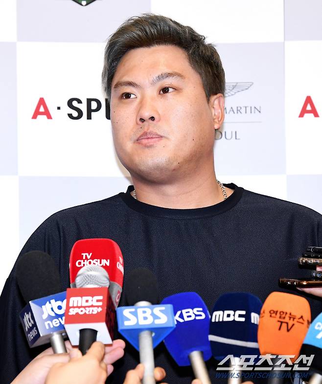 30일 오후 류현진이 인천공항 제2터미널을 통해 귀국했다. 류현진은 역대 한국인 메이저리그(MLB) 투수 최고액 기록을 경신하며 토론토에 입단했다. 입국장에서 기자들의 질문에 답하고 있는 류현진. 인천공항=송정헌 기자 songs@sportschosun.com/2019.12.30/