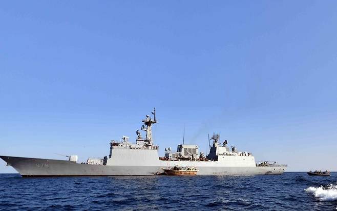2020년 2월1일(한국 시각) 오만 해역에서 청해부대 31진이 연료 부족과 엔진 정지로 표류하던 이란 국적 선박을 구조하고 있다. 합동참모본부 제공
