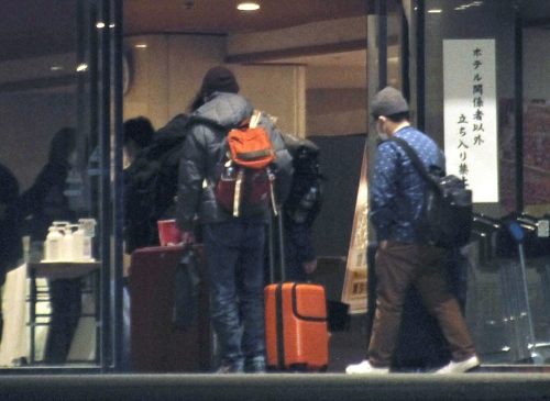 호텔에 들어가는 전세기 귀국 일본인 (지바 교도=연합뉴스) 일본 정부 전세기로 우한에서 귀국한 일본인들이 2020년 1월 29일 오후 지바현 가쓰우라시의 호텔로 들어가고 있다.