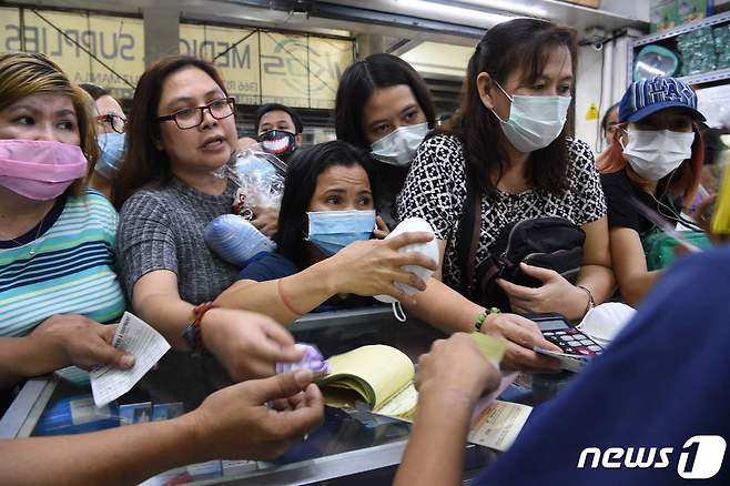 필리핀 한 약국에서 마스크를 구매하려는 사람들의 모습. © AFP=뉴스1