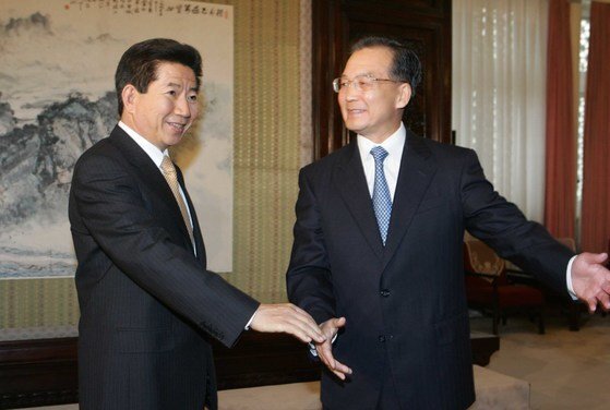 사스가 터진 2003년 7월 중국을 방문한 노무현 대통령은 당시 후진타오 국가주석 등 고위 인사를 두루 만났고 극진한 환대를 받았다. 사진은 2006년 10월 방중한 노 대통령을 맞은 원자바오 총리. [중앙포토]