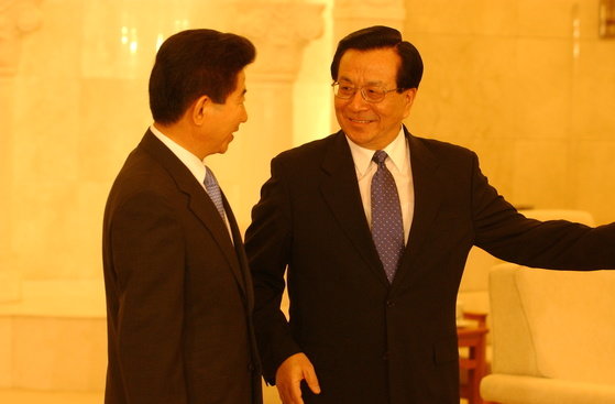 사스가 터진 2003년 7월 중국을 방문한 노무현 대통령을 쩡칭홍 당시 중국 국가부주석이 환대하고 있다.