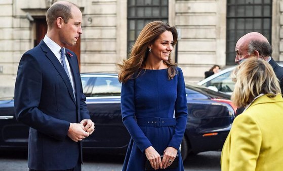 영국 왕세손빈 케이트 미들턴은 로얄 블루 컬러의 드레스를 즐겨 입는다. [사진 영국 왕실 공식 인스타그램]