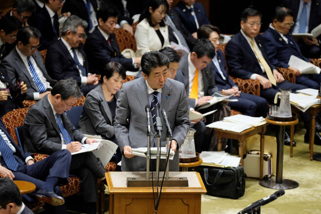 아베 신조 일본 총리가 지난달 30일 국회 참의원 예산위원회에서 답변하고 있다. 도쿄/AFP연합뉴스