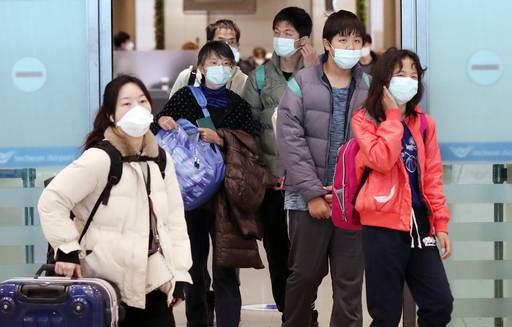 신종 코로나 바이러스 국내 확진자가 15명으로 늘어나 확산 우려가 커지고 있는 3일 오후 인천국제공항 제1터미널 입국장이 마스크를 쓴 여행객들로 붐비고 있다. 정부는 지난 2일 '신종 코로나바이러스(우한폐렴)' 확산을 막기 위해 4일 0시부터 14일 이내 중국 후베이성에 체류한 모든 외국인의 입국을 금지하기로 했다. 뉴스1