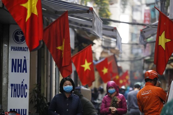 베트남 하노이의 한 거리에서 시민들이 마스크를 쓴 채 걷고 있다. [EPA=연합뉴스]