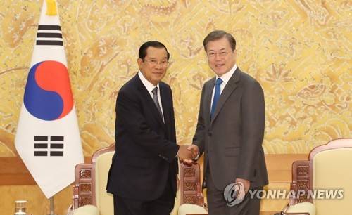 캄보디아 총리와 악수하는 문 대통령 (서울=연합뉴스) 이진욱 기자 = 문재인 대통령이 4일 오후 청와대에서 훈센 캄보디아 총리와 면담에 앞서 악수하고 있다. cityboy@yna.co.kr