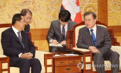 문 대통령, 캄보디아 총리와 면담 (서울=연합뉴스) 이진욱 기자 = 문재인 대통령이 4일 오후 청와대에서 훈센 캄보디아 총리와 면담하고 있다. cityboy@yna.co.kr