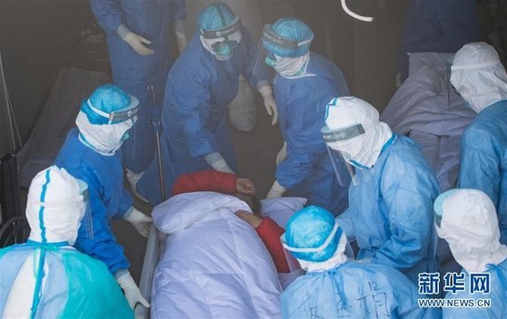 중국 우한에 신종 코로나 환자를 치료하기 위해 새로 건설된 훠선산 병원으로 환자가 이송되고 있다. [중국 신화망 캡처]