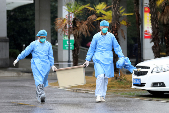 신종 코로나바이러스 감염증 발원지인 중국 후베이성 우한시에서 의료진이 장비를 나르고 있다. /사진=로이터