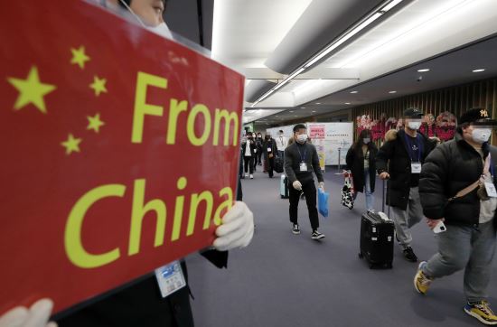 5일 오전 인천국제공항 1터미널에서 중국발 여객기를 타고 도착한 승객들이 검역대를 통과해 중국 전용입국장으로 이동하고 있다. 연합뉴스