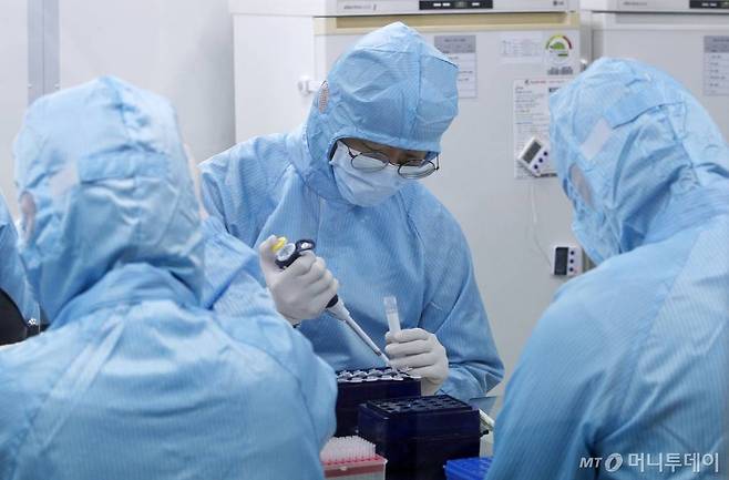 사진은 기사와 관계없음. 지난 5일 오후 서울 금천구 코젠바이오텍에서 연구원들이 신종 코로나 바이러스 감염증 진단시약을 제조하고 있다./사진=이기범 기자