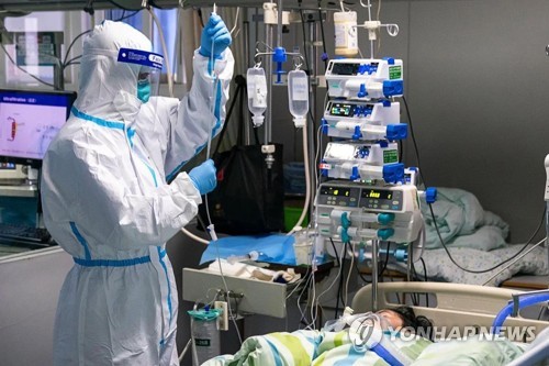 우한시의 한 병원에서 신종코로나 확진자를 치료하는 의료진 신화통신 발행사진 캡처