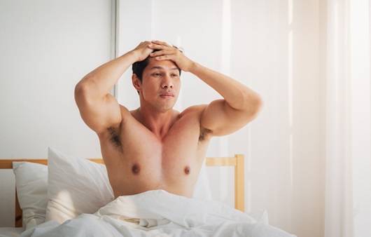 침대 위 남성