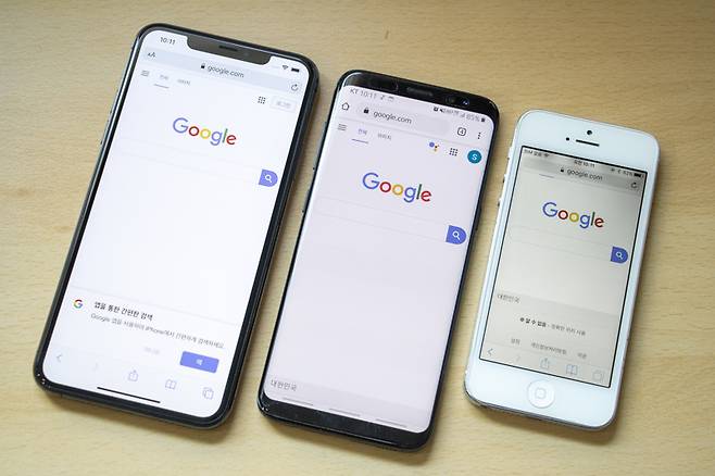 좌측부터 6.5인치 아이폰 11 프로 맥스, 5.8인치 갤럭시 S8, 4인치 아이폰 5