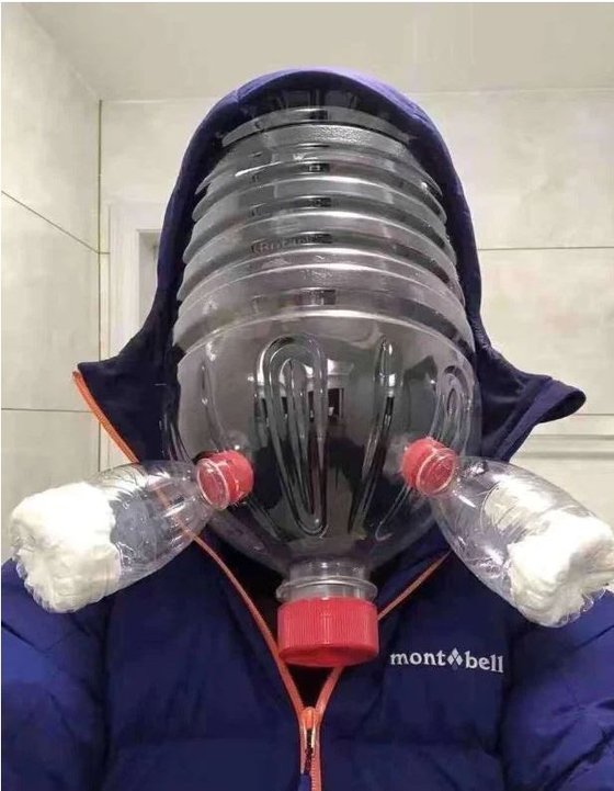 한 남성이 플라스틱 페트병을 활용해 직접 제작한 마스크를 착용했다. [트위터 캡처]