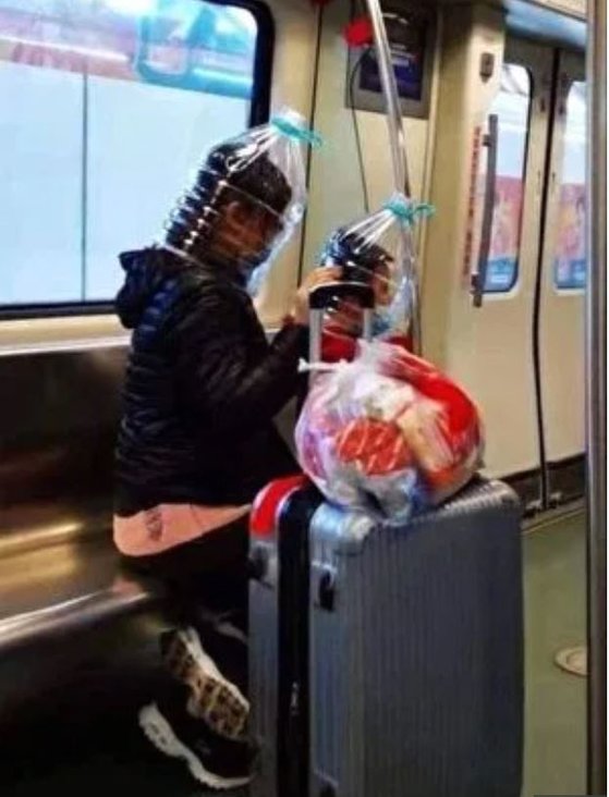 두 사람이 페트병을 마스크 대신 쓴 채 지하철에 탔다. [웨이보 캡처]
