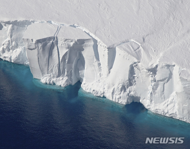 [AP/뉴시스] 2016년 나사 사진 제공 게츠 빙붕 모습. 2019년 연구에 따르면 남극 대륙은 1980년대보다 6배 이상 빠르게 녹고 있다. 2020. 2. 7.