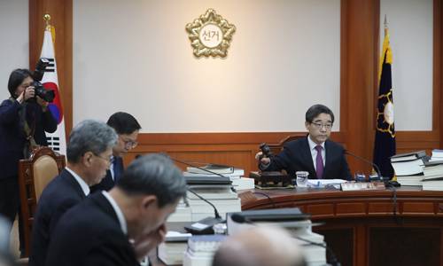 권순일 중앙선거관리위원장이 6일 경기도 과천 선관위 청사에서 열린 전체회의에서 의사봉을 두드리고 있다. 연합뉴스