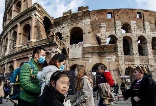 이탈리아 로마의 상징물인 콜로세움 앞을 지나는 관광객들. [ANSA 통신]