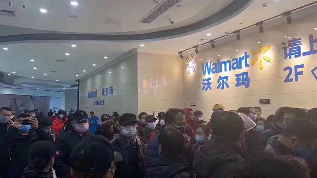 중국 후베이성 우한의 한 마트에 마스크를 구입하려는 시민들이 몰려들었다. 지난주부터 아파트 주민들은 밖으로 자유롭게 나갈 수 없도록 통제가 강화됐다. 독자제공