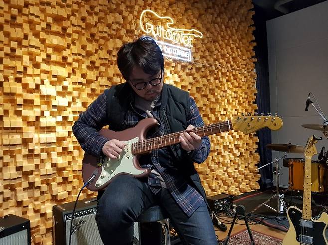 기타네트 사옥내 라이브라운지에서 펜더 빈테라 스트라토를 사연 중인 박주원.