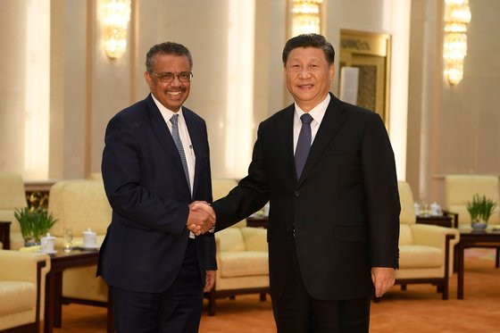 시진핑 중국 국가주석(오른쪽)은 게브레예수스 WHO 사무총장을 만난 자리에서