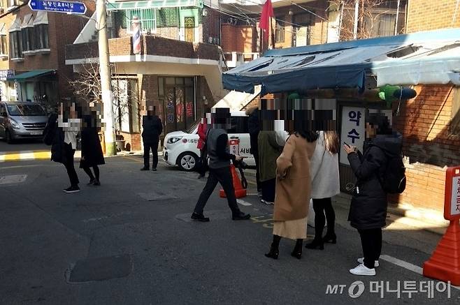 '봉준호 피자집' 앞에 줄 서 있는 취재진과 손님들. /사진 = 오진영 기자