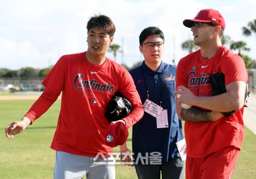 미국 메이저리그 세인트루이스 카디널스 김광현이 12일 플로리다 로저딘 셰보레 스타디움에서 열린 스프링캠프에 참가해 캐치볼을 같이 한 브렛 세실과 이야기를 나누고 있다. 김광현의 통역을 맡고 있는 최연세씨가 두 사람의 말을 열심히 전달하고 있다. 주피터(미 플로리다주) 최승섭기자 | thunder@sportsseoul.com