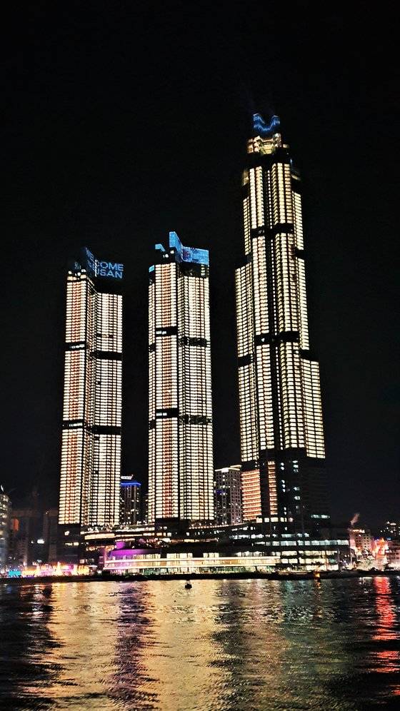 지난해 말 준공한 국내 최고층(85층) 아파트인 해운대엘시티더샵.