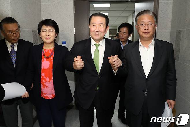 박주현 민주평화당 통합추진위원장(왼쪽부터), 박주선 바른미래당 대통합추진위원장, 유성엽 대안신당 통합추진위원장이 14일 오후 서울 여의도 국회 의원회관 박주선 의원실 앞에서 합당 합의문을 발표 후 손을 맞잡고 있다. 바른미래당과 대안신당, 민주평화당은 17일 합당하며 당명은 민주통합당으로 한다고 밝혔다. 2020.2.14/뉴스1 © News1 박세연 기자
