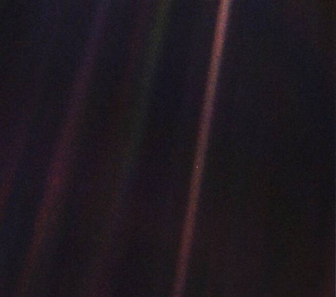 창백한 푸른 점의 원본 사진이다. NASA 제공