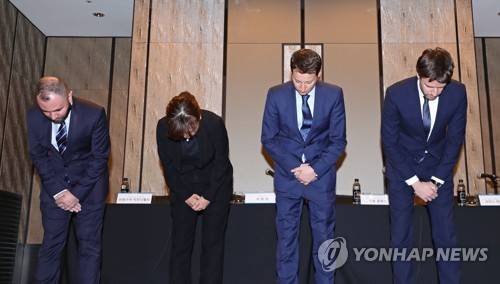 '승무원 전용 화장실 한글 안내문' 사과하는 KLM 네덜란드 항공 관계자들 (서울=연합뉴스) 류영석 기자 = 14일 오전 서울 종로구 포시즌스 호텔 서울에서 열린 KLM 항공 '승무원 전용 화장실' 한글 안내문 관련 기자간담회에서 KLM항공 관계자들이 사과 인사를 하고 있다. 2020.2.14