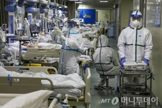 [우한=AP/뉴시스] 중국 후베이성 우한의 한 병원에서 6일 보호복을 입은 의료진이 코로나 19 환자들을 돌보고 있다. 2020.02.13
