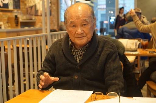 지난달 24일 서울 강서구의 한 카페에서 김기제 대표가 1884년부터 한국 당구가 걸어온 발자취를 설명하고 있다.