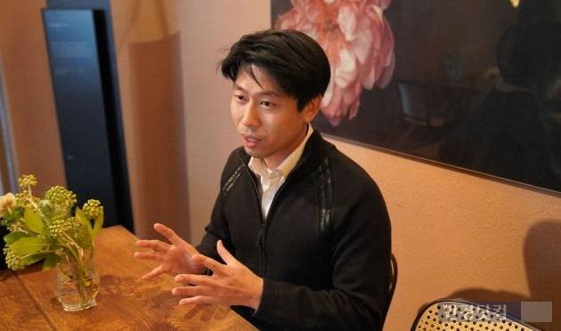 권소혁 롯데건설 분양소장이 청약요령을 설명하고 있다.