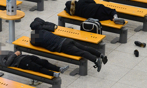 지난 12일 인천공항에서 노숙인들이 의자에 누워 잠을 자고 있다.