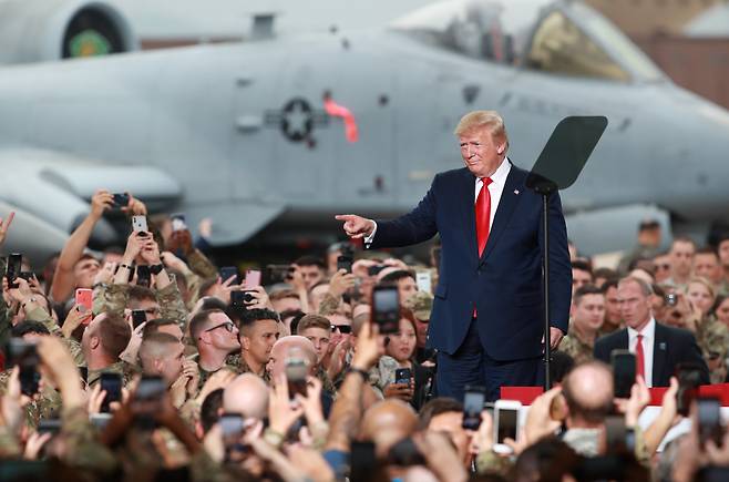 트럼프 미국 대통령이 지난해 6월 경기 평택 주한미군 오산공군기지에서 장병들을 격려하고 있다. 연합뉴스