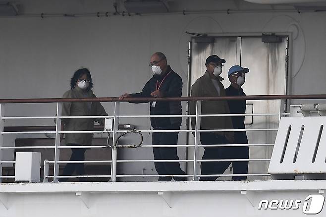 공포의 나날의 보내고 있는 승객들. 모두가 마스크를 쓴 모습니다. © AFP=뉴스1 © News1 우동명 기자