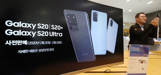 지난 12일 서울 서초구 삼성전자 딜라이트 샵에서 시민들이 갤럭시S20과 갤럭시 Z플립 등 최신 스마트폰을 살펴보고 있다.갤럭시 S20은 5G 모델로 출시되며 오는 20일부터 예약판매를 시작한다. [뉴스1]
