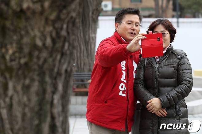 21대 총선에서 종로 출마를 선언한 황교안 미래통합당 대표가 지난 15일 오후 서울 종로구 마로니에 공원에서 시민과 기념사진을 찍고 있다. © News1 이동해 기자