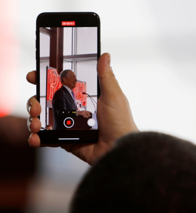 마이클 블룸버그 전 뉴욕시장이 지난 13일(현지시간) 노스캐롤라이나주 롤리에서 유세하는 모습을 한 지지자가 휴대전화로 촬영하고 있다.  롤리 | 로이터연합뉴스