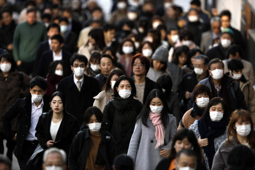 18일 오전 일본 도쿄 거리에 시민 대부분이 코로나19 감염 방지를 위해 마스크를 쓰고 길을 걷고 있다. 도쿄=AP연합뉴스