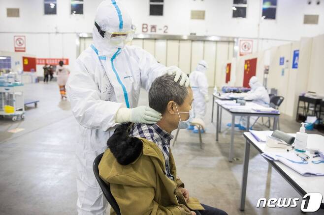 17일(현지시간) 신종 코로나의 발원지인 후베이성 우한의 병원에서 의료진이 환자 상태를 점검하고 있다. © AFP=뉴스1 © News1 우동명 기자
