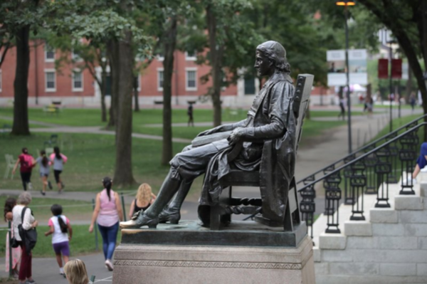 하버드 대학의 명물 존 하버드 동상이 하버드대 앞을 지나가는 사람들을 보고 있다. /AP 연합 뉴스