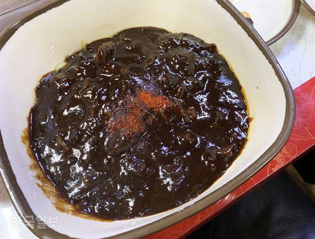 세종전통시장 안에 있는 광진식당의 2,500원짜리 자장면. 양과 맛은 결코 저렴하지 않다.