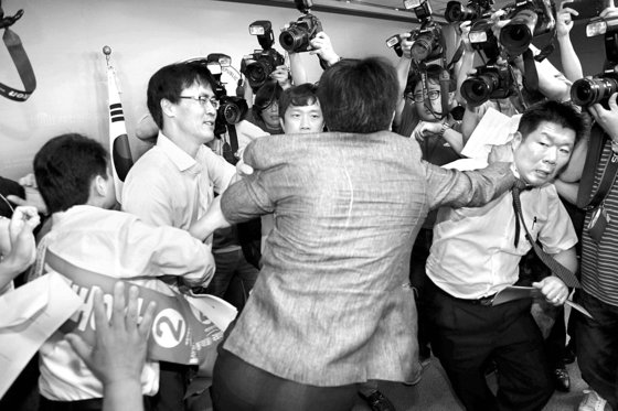 2014년 7월8일 동작을에 전략공천된 기동민 전 서울시 정무부시장이 공천 수락연설을 하던 여의도 국회 정론관은 허동준 전 지역위원장의 강한 항의로 아수라장이 됐다.