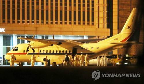 김포공항 도착한 일본 크루즈선 탑승 교민 (서울=연합뉴스) 한종찬 기자 = 일본에 정박 중인 크루즈선에 탑승했던 한국인 6명과 일본인 배우자 1명을 태운 공군 3호기(VCN-235)가 19일 새벽 김포공항에 착륙했다. 탑승객들이 비행기에서 내려 공항 청사 안으로 향하고 있다. saba@yna.co.kr