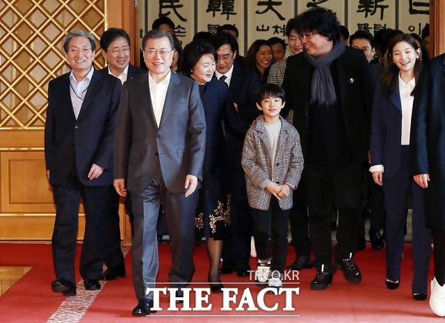 문재인 대통령과 김정숙 여사가 20일 청와대 본관에서 열린 아카데미 영화상 4관왕에 빛나는 ‘기생충' 봉준호 감독을 비롯한 제작진 및 출연진 격려 오찬 사전 환담을 끝내고 오찬장으로 향하고 있다. /뉴시스